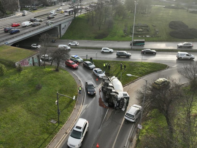 Бетоновоз се обърна на ключов булевард в София