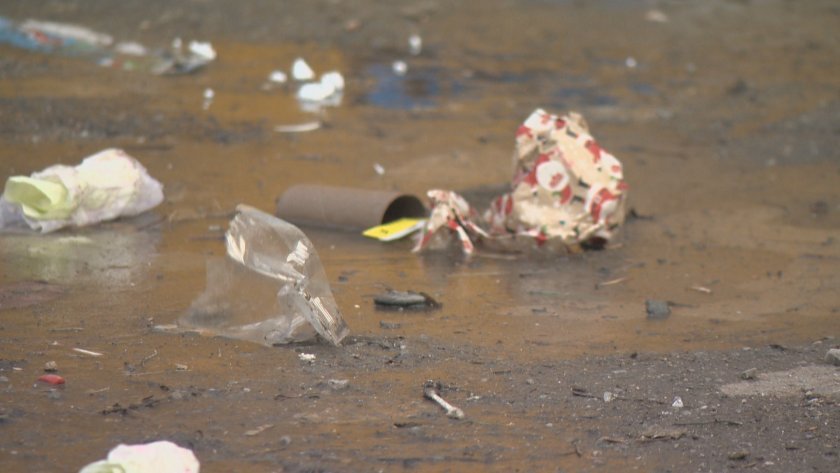 Силният вятър в София отвя боклука от "Люлин" до "Младост"