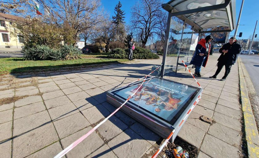 Вятър изкърти спирка в София