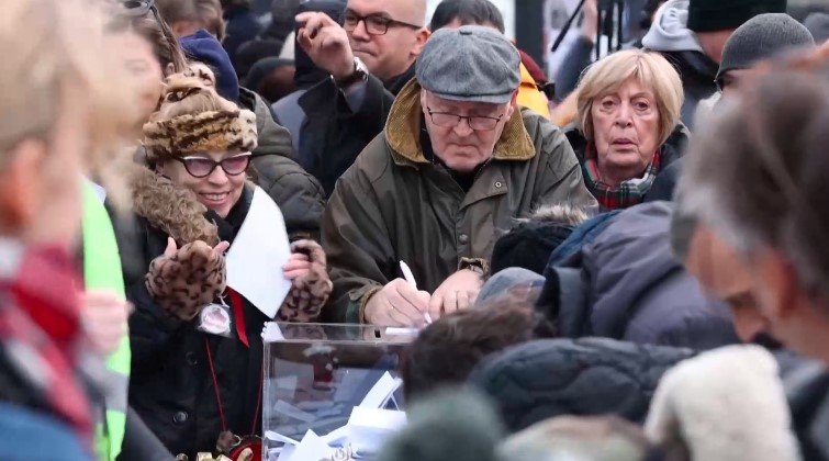 Хиляди се подписаха в Сърбия с искане за предсрочни парламентарни избори