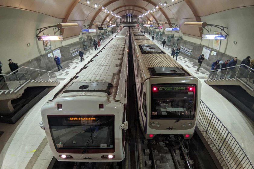 В Новогодишната нощ: Разписание на метрото и градския транспорт в София