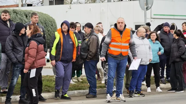 Стотици на протест след двойна смърт на пътя в Нова Загора