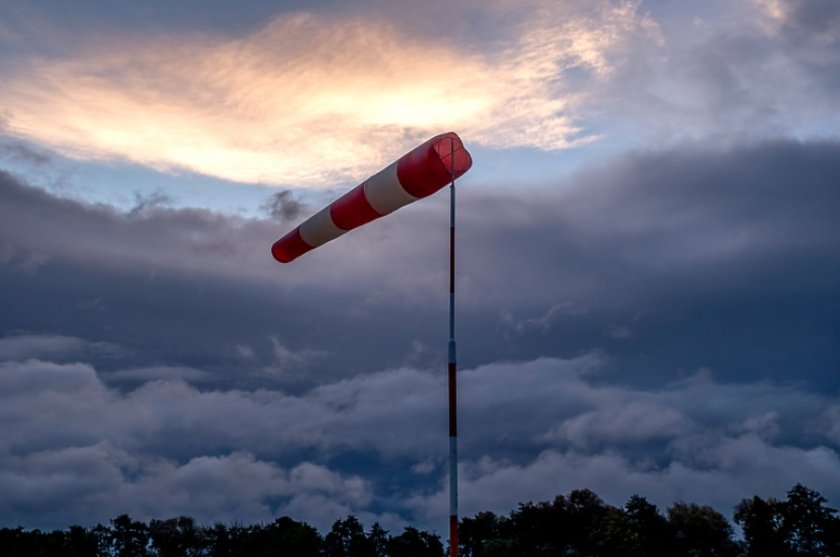 Времето в неделя: Жълт код за бурен вятър и утре