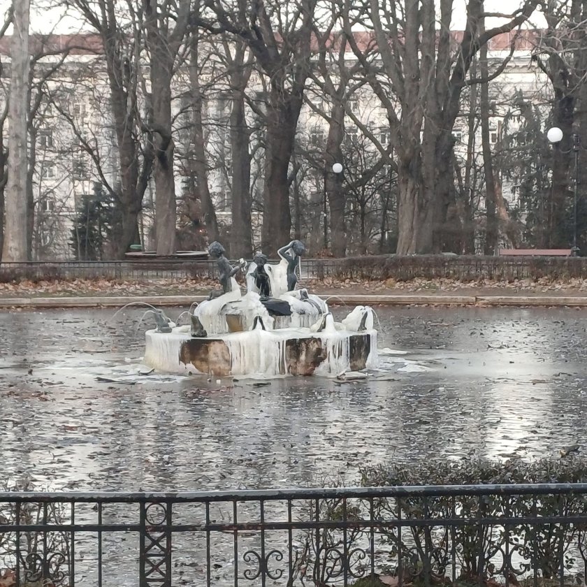 ЛЕДЕНО МОМИЧЕ: Спукаха се тръбите на емблемата Езерото с лилиите (СНИМКИ)