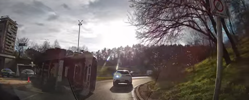 УЖАС: Бетоновоз се обърна на Цариградско шосе