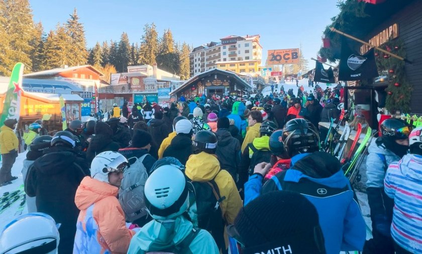 Адски опашки и неработещи машини: Гневни туристи оплюха организацията на Пампорово