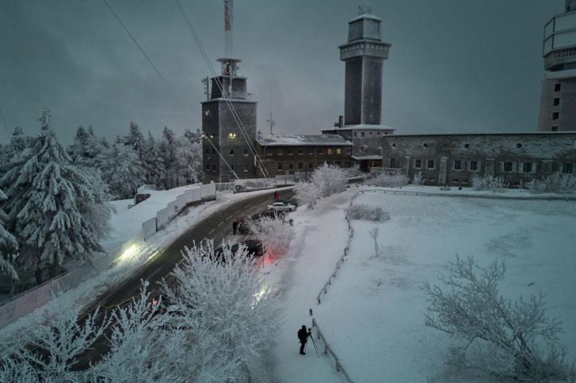 Мостът Кьолбранд в Хамбург се заледи и блокира камиони и коли
