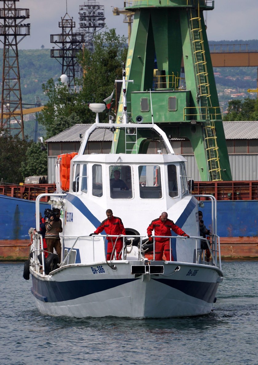 Заради скъсана котва: Туристическо корабче се заби в кея на пристанището в Созопол