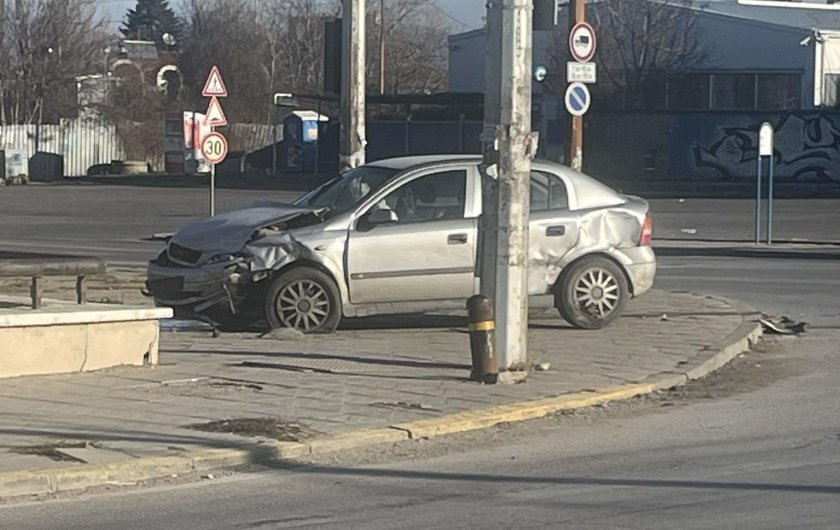 Първо в Lupa.bg: Джигит на градус катастрофира и заряза колата си
