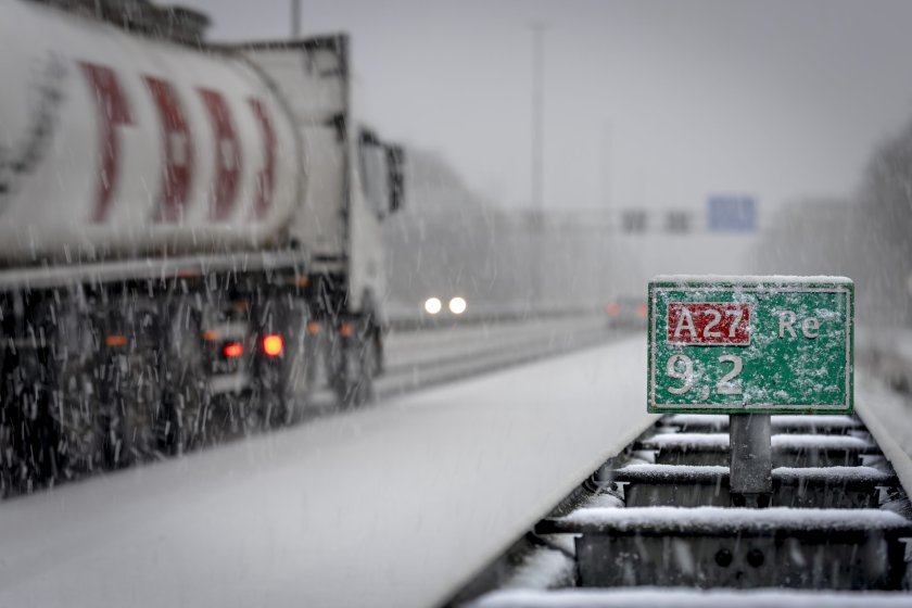 Силен снеговалеж парализира транспорта в Нидерландия