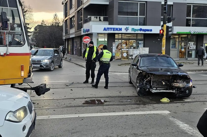 Катастрофа между три леки автомобила е станала преди минути на