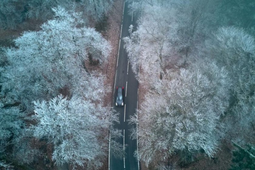 Заледен път блокира десетки автомобили и камиони на мост в Хамбург
