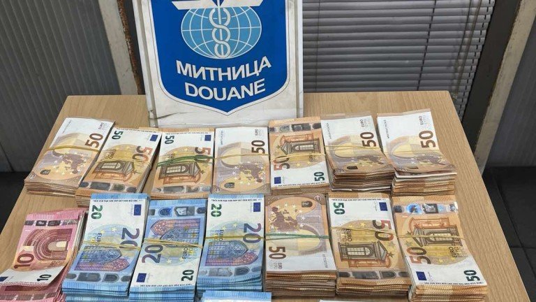 Митничари хванаха контрабандна валута за над 280 хил. евро