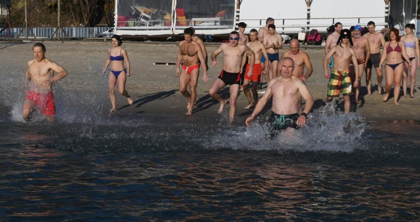 Варненци направиха сефтето в морето за 2026-а