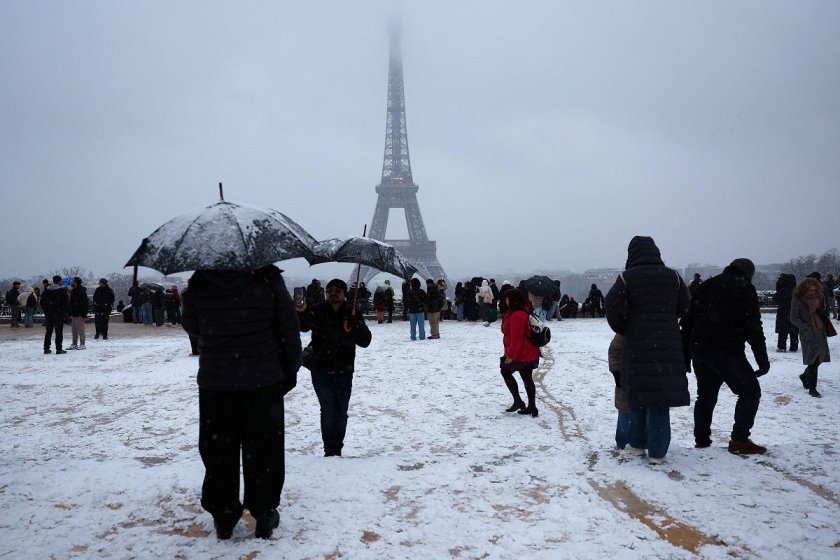 Сняг парализира въздушния, жп и автомобилния трафик в Париж и Амстердам