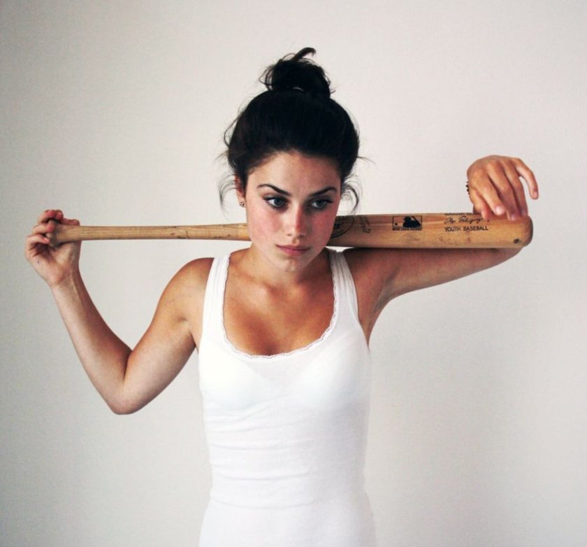 Млада дама потроши заведение в Лясковец