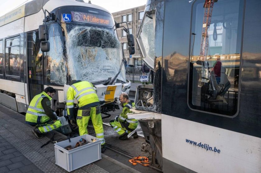 Девет души са ранени при сблъсък на два трамвая в Антверпен