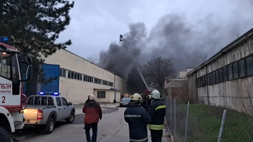 Пожар бушува в склад за батерии в Хасково