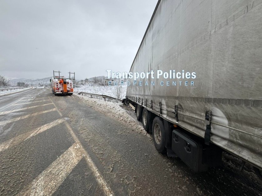 ТИР се заби в мантинела в района на Врачанския язовир