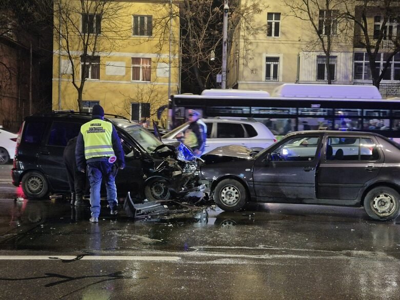 Зверска катастрофа блокира движенето в центъра на София. Два автомобила
