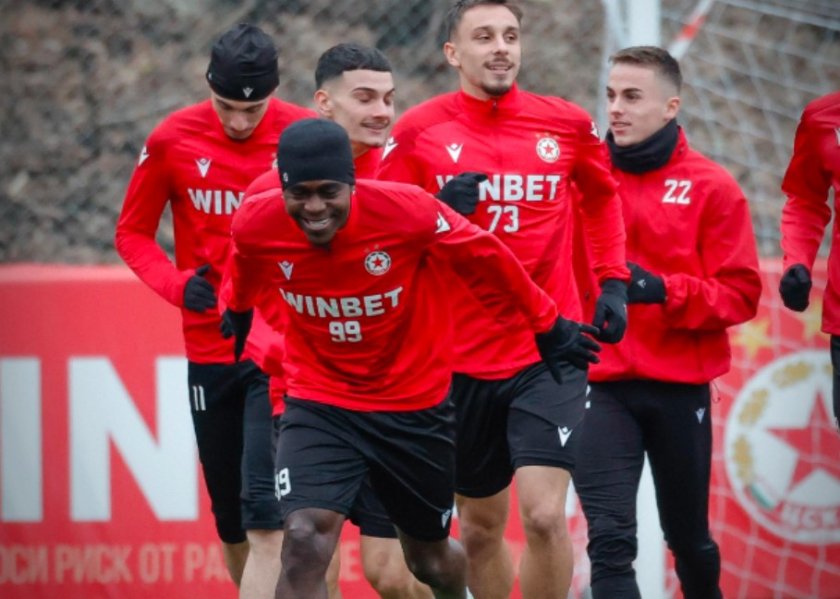 ЦСКА отлетя за Анталия с 25 футболисти