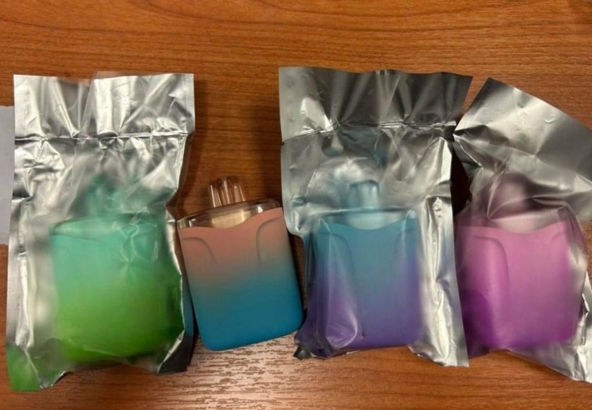 Задържаха контрабандни електронни цигари на Летище София (СНИМКИ)