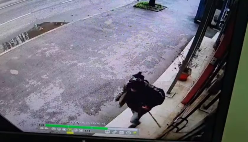 Ето как вандала троши българското посолство в Скопие (ВИДЕО)