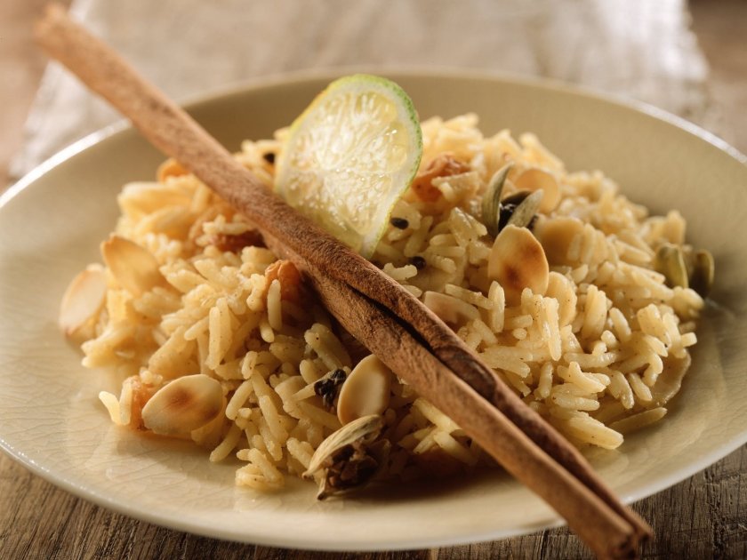 Шафранов ориз ориент със стафиди, бадеми и лайм