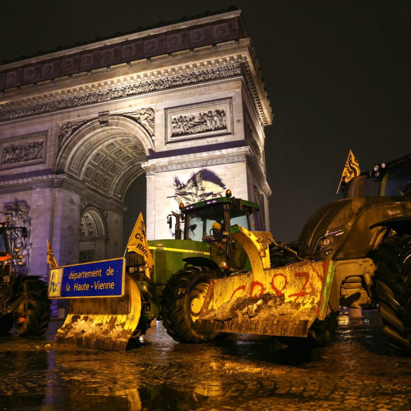 Фермери с трактори блокираха центъра на Париж
