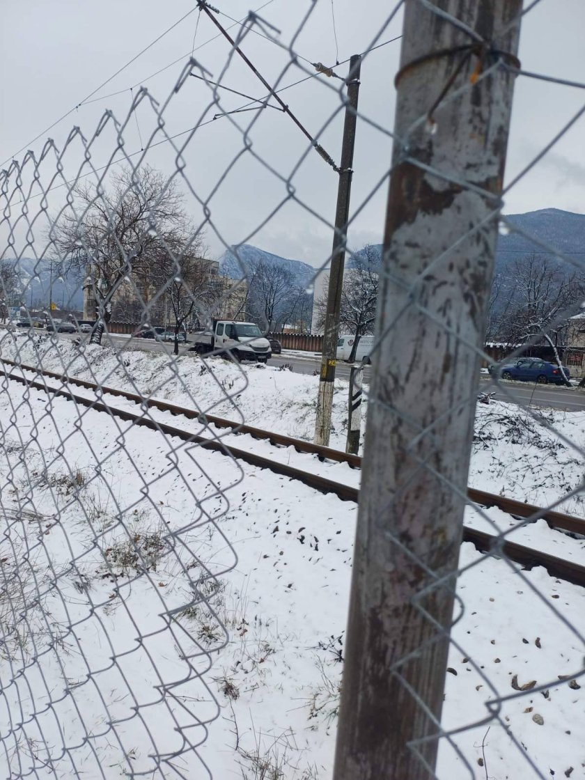 Предпазната ограда по жп линията във Враца, където ученик загина,