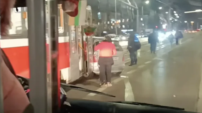 Трамвай помете лек автомобил на бул. Възкресение“ в София. В