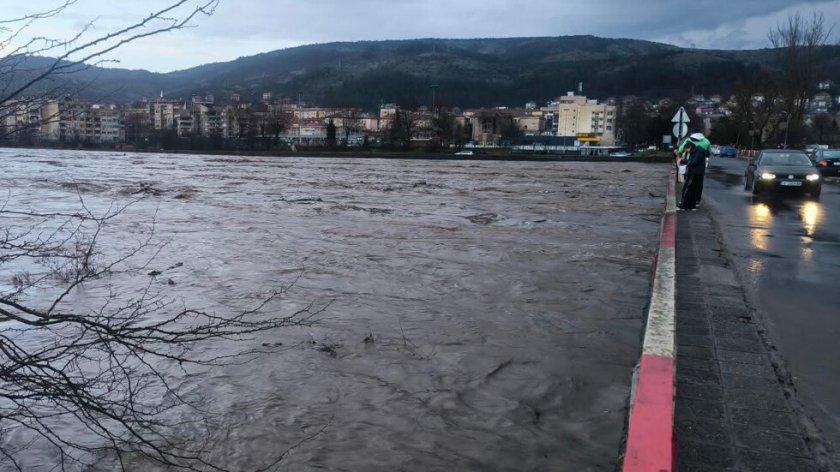 МОСВ успокои: Създадена е организация за защита на населението заради обилните валежи