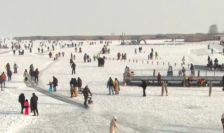 Езеро в Австрия замръзна и се превърна в огромна ледена пързалка