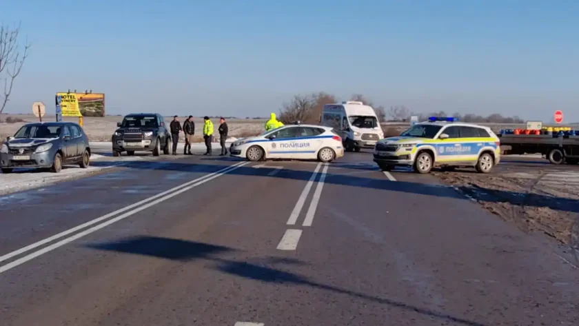 Пожарникари извадиха загиналия шофьор от смачкания бус на пътя Русе- Бяла (СНИМКИ)