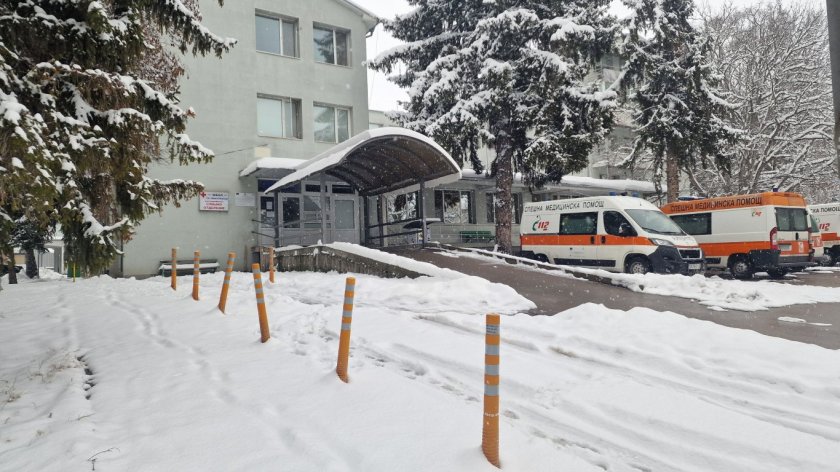 Пациент да не си! Жена пострада при катастрофа на линейка в Разградско