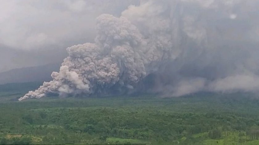 Вулкан в Индонезия изхвърли пепел на височина 5,7 км