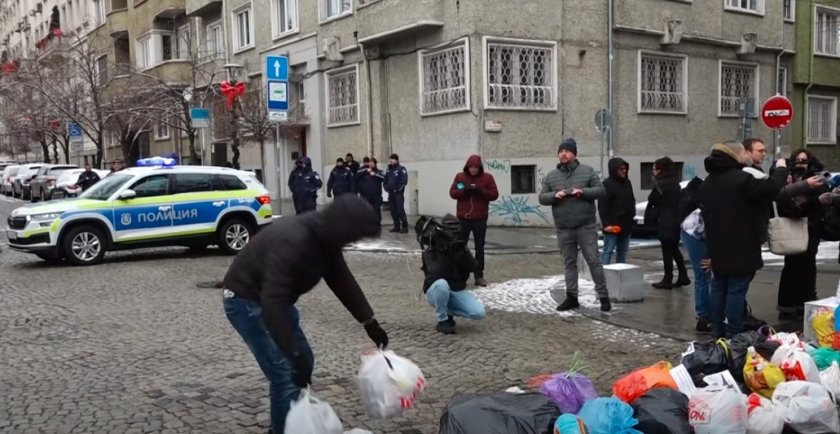 Граждани се събраха на протест пред Столична община заради проблема