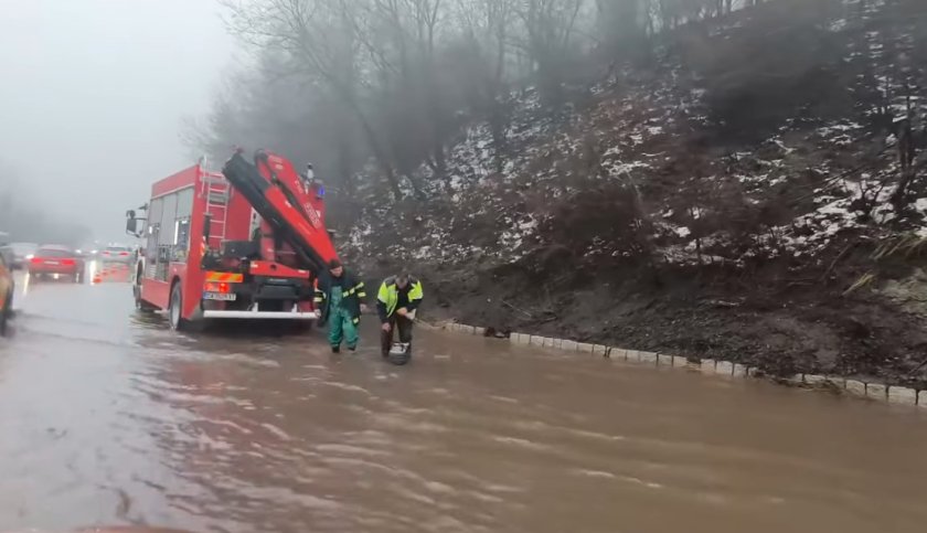 Автомобили плават по софийските улици (ВИДЕО+СНИМКИ)