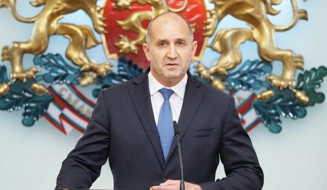 Радев награди трима военни с Почетния знак на президента