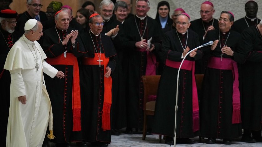 Папата привика кардиналите във Ватикана
