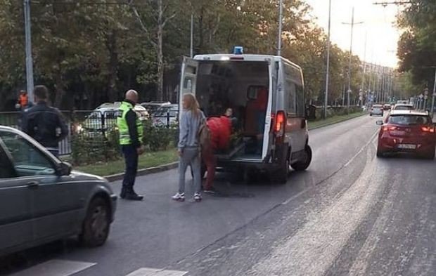 Жена е в болница след тежък сблъсък с кола на пешеходна пътека