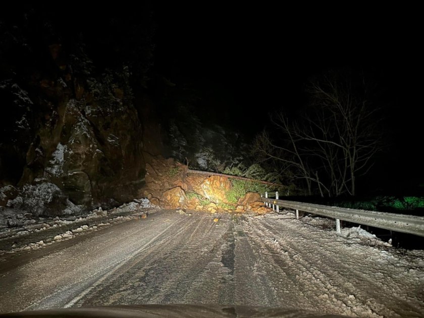 Огромна скална маса затрупа пътя Смолян - Девин