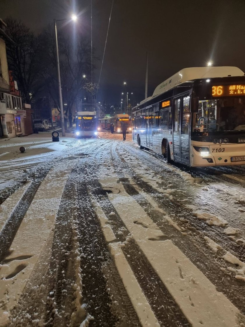 По традиция: Зимната обстановка в София спря автобуси и тролеи 