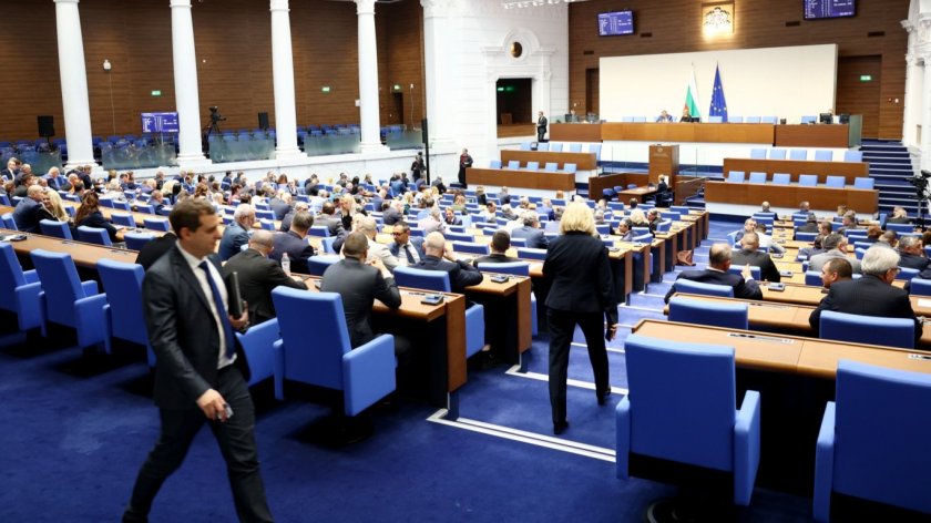 Обратно на работа: Депутатите се връщат в залата след 3-седмична ваканция
