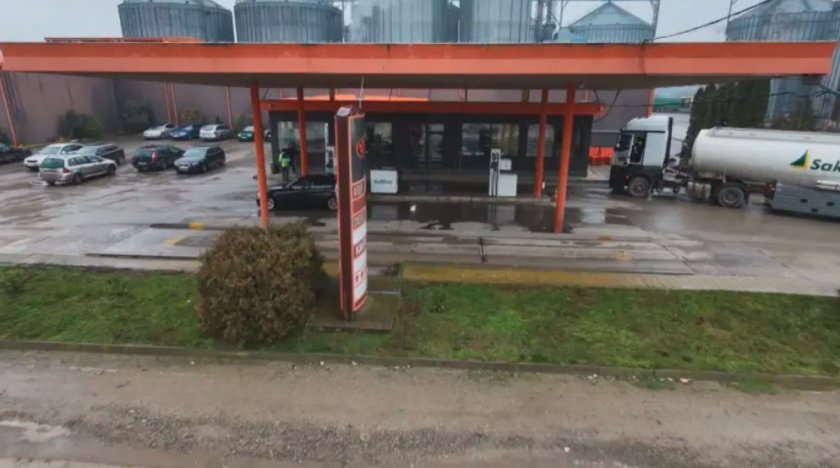 Служител на бензиностанция пласирал всеки ден по една фалшива евробанкнота