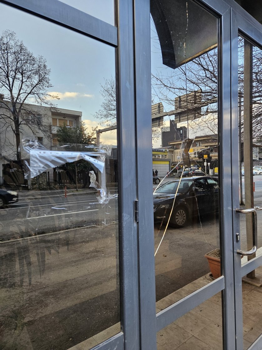 Само в Lupa.bg: Кой нае клошар да троши посолството ни в РСМ?