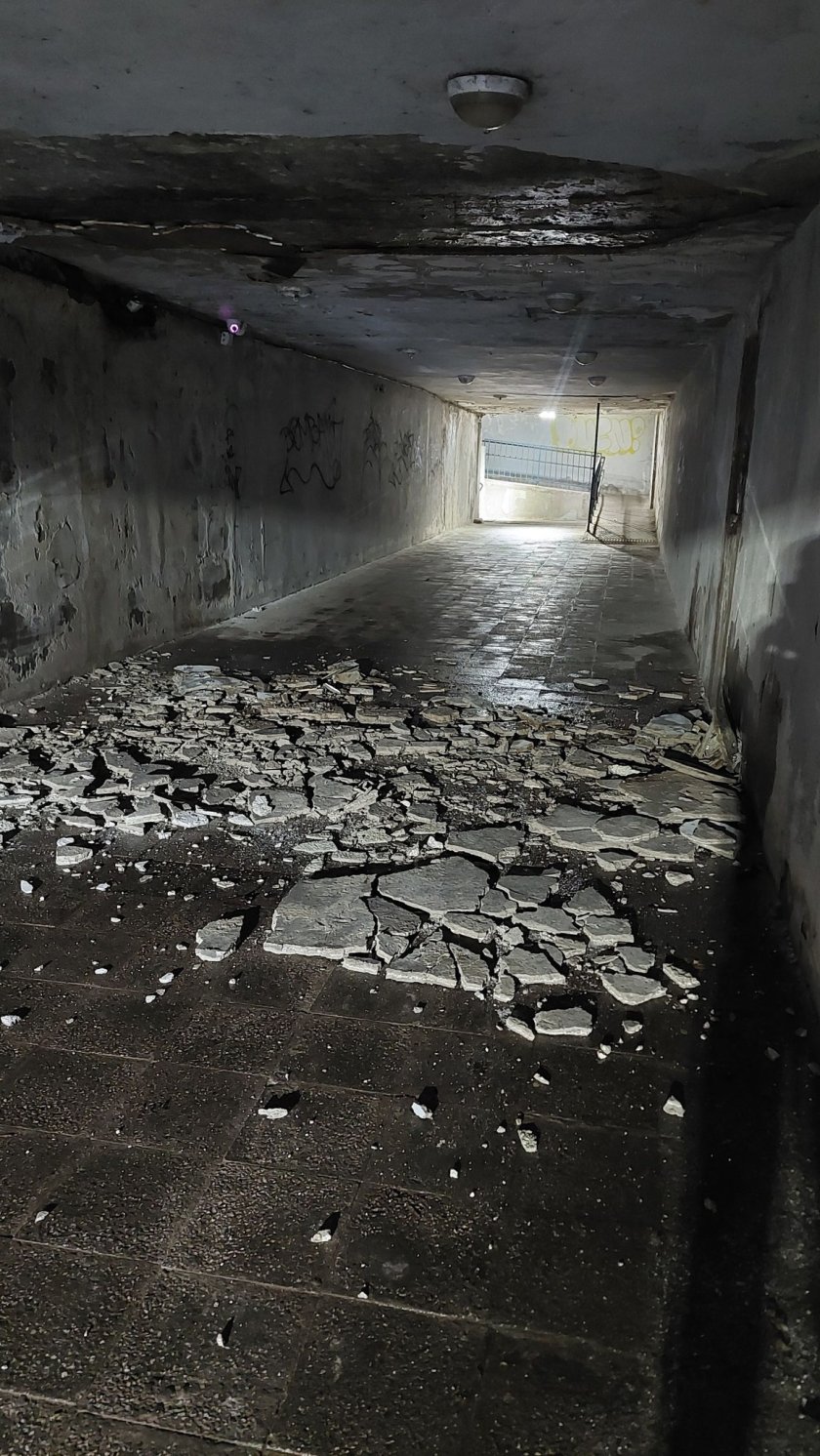 На косъм от траедия: Бетонни парчета и мазилка се откъртиха в ЖП подлез в Русе