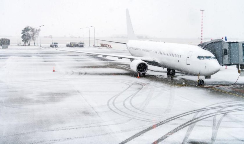Сняг и лед затвориха летището във Виена