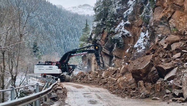 Работи се по разчистването на огромното свлачище край Широка лъка