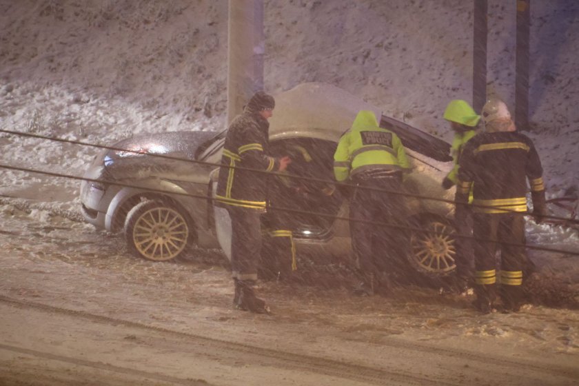 Мъж бере душа след като се заби с колата си в стълб в Русе